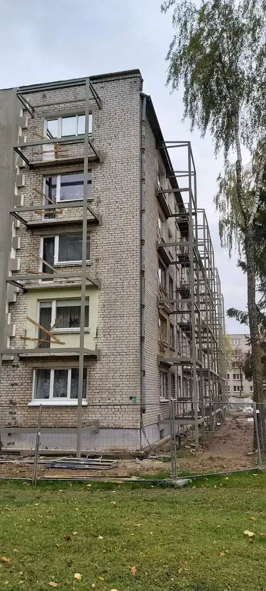 Daugiabučio balkonų metalinės konstrukcijos