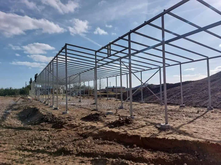 metalinės konstrukcijos stoginės angarai