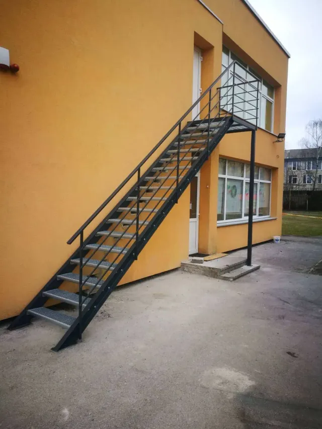 metaliniai lauko laiptai