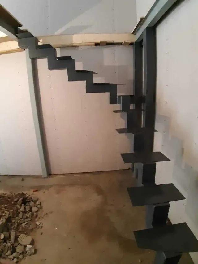 vidaus laiptų metalinė konstrukcija